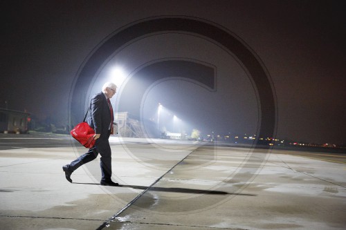 Bundesaussenminister Frank-Walter Steinmeier auf dem Weg zum Flugzeug
