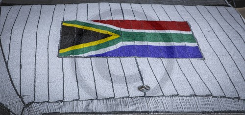 Suedafrikanische Flagge auf einem Mercedes Benz