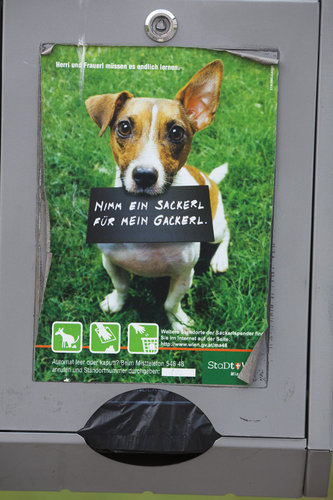 Automat mit Plastiktueten fuer Hundekot