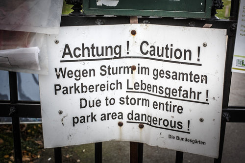 Achtung wegen Sturm im gesamten Parkbereich Lebensgefahr.