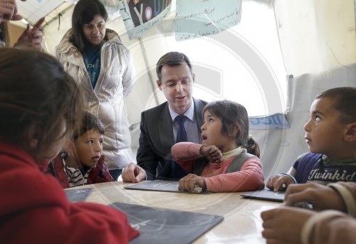 Thomas Silberhorn besucht syrische Fluechtlinge im Libanon