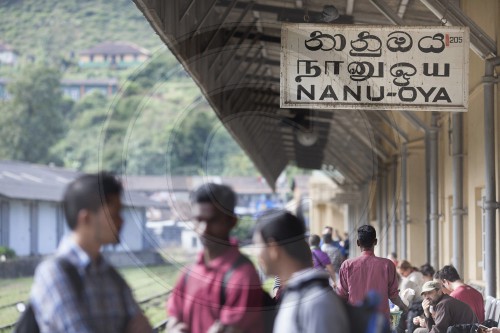 Reisende an der Bahnstation von Nanu-Oya