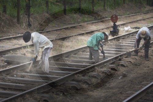 Wartungsarbeiten an den Zuggleisen in Sri Lanka