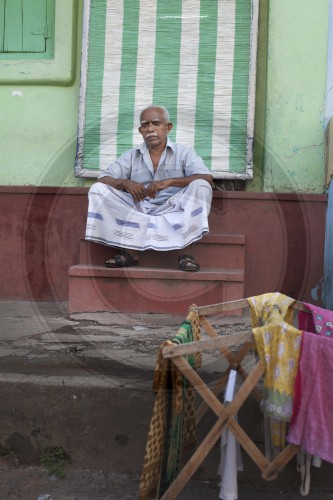 Mann vor seinem Haus in Colombo