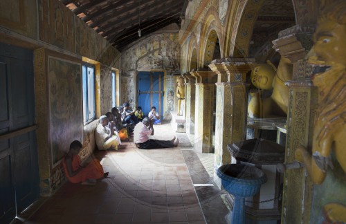 Betenden im buddhistischen Tempel in Dodanduwa