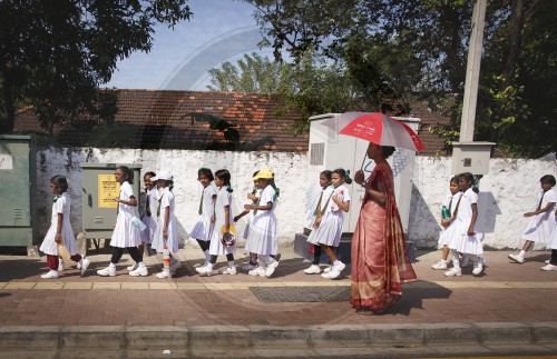 Schuellerinen in Schuluniformen in Sri Lanka