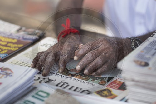 Haende eines Zeitungsverkaeufers in Sri Lanka