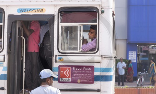 Bezahlsystem in einem Bus in Sri Lanka