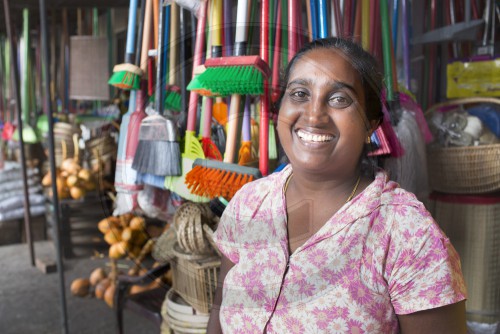 Haushaltswaren auf einem Markt in Sri Lanka