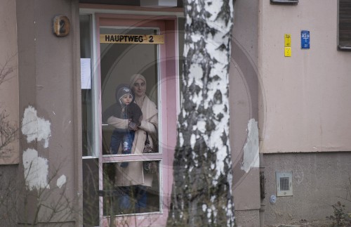 BM Mueller besucht Fluechtlinge im Notaufnahmelager Mariefelde