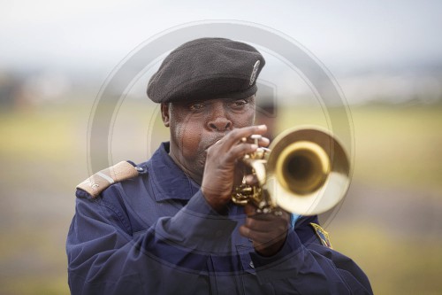 Soldat spielt Trompete