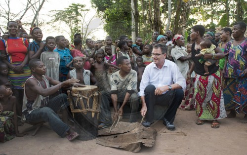 BM Mueller besucht Kongo und Kamerun