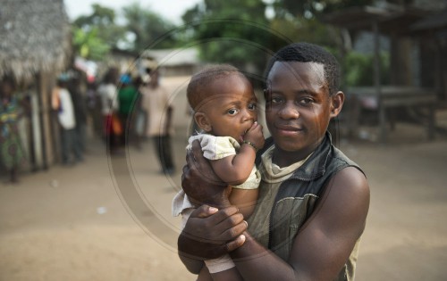 Mann mit Kind in Bayanga