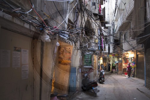 Stromkabel im palaestinensischen Fluechtlingslager Shatila in Beirut
