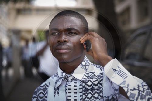 Mann mit Taschentelefon in Ghana