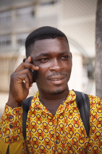 Mann mit Taschentelefon in Ghana