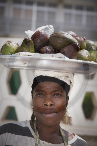 Frau verkauft Avocados in Ghana