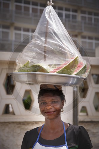 Frau verkauft Melone in Ghana