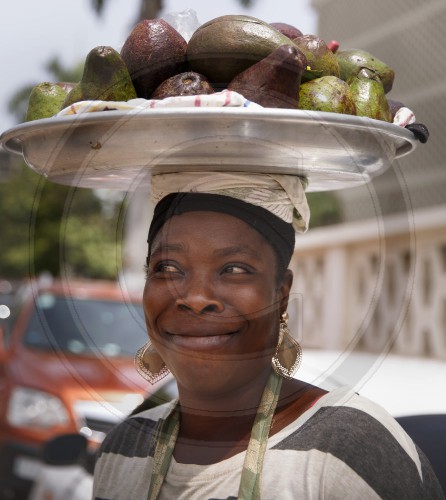 Frau verkauft Avocados in Ghana