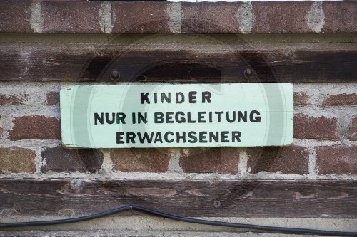 Kinder nur in Begleitung Erwachsener Schild auf Ziegelmauer