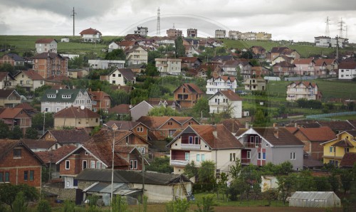 Blick auf eine Siedlung am Stadtrand von Pristina