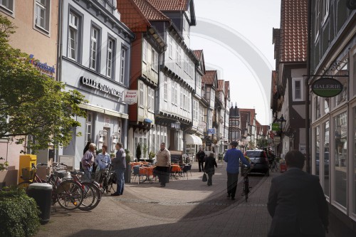 Fussgaenger, Radfahrer, Autos in einer Spielstrasse in Celle