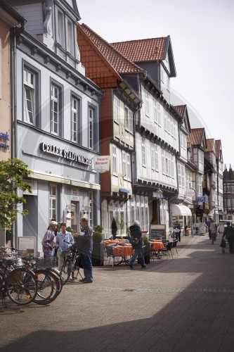 Fussgaenger, Radfahrer, Autos in einer Spielstrasse in Celle