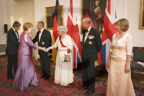 Queen Elizabeth II. und Bundespraesident Joachim Gauck, beim abendlichen Defilee im Schloss Bellvue