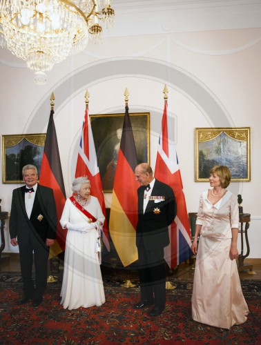 Queen Elizabeth II. und Prinz Philip zu Gast in Deutschland- Defilee im Schloss Belvue