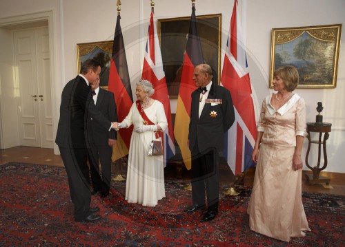 Queen Elizabeth II. und Bundespraesident Joachim Gauck, beim abendlichen Defilee im Schloss Bellvue