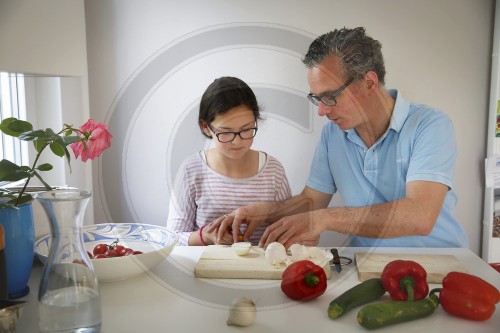 Vater und Tochter kochen gemeinsam