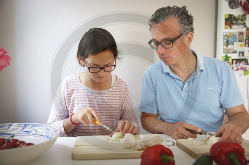 Vater und Tochter kochen gemeinsam