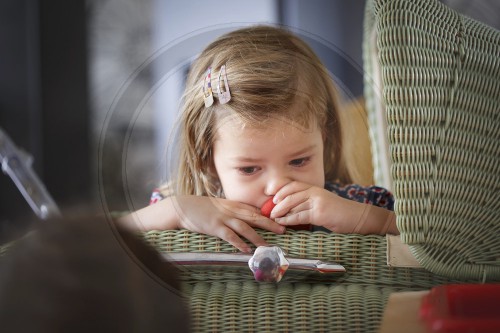 Zwei jaehriges Kind in einem alten Kinderwagen