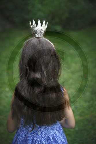 Kind mit einer Krone auf dem Kopf