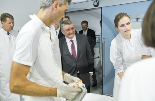 BM Groehe besucht Unfallkrankenhaus
