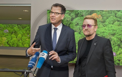 BM Mueller empfaengt Bono