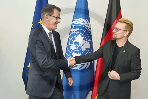 BM Mueller empfaengt Bono