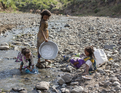 Kinder waschen Waesche in Aethiopien