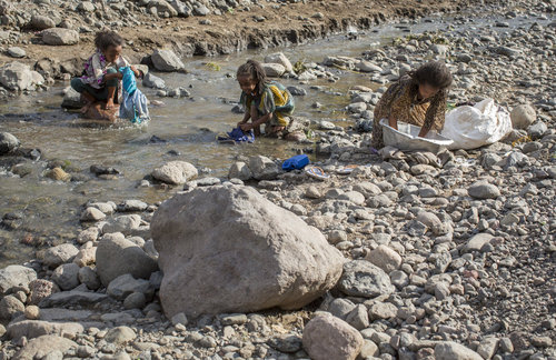 Kinder waschen Waesche in Aethiopien