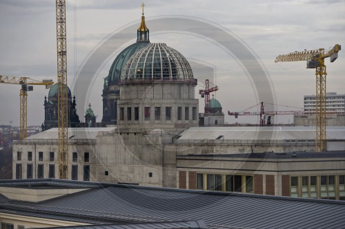 Baustelle des Humboldt-Forums vor dem Berliner Dom