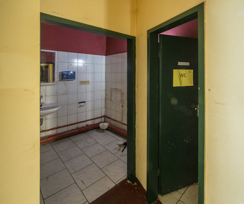 Toilette in einem zu sanierenden Altbau in Berlin