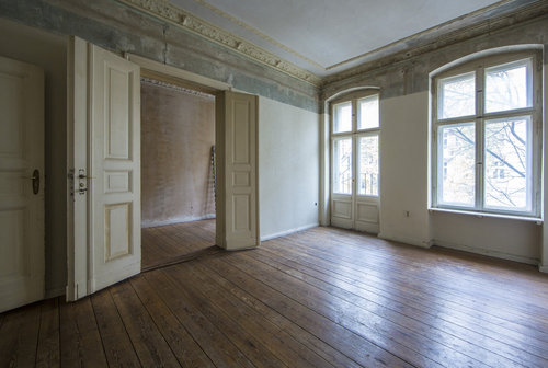 Wohnzimmer in einem zu sanierenden Altbau in Berlin