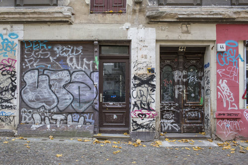Graffiti an einem zu sanierenden Altbau in Berlin