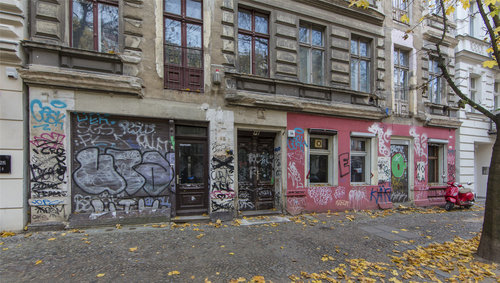 Graffiti an einem zu sanierenden Altbau in Berlin