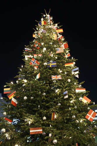 Weihnachtsbaum mit Flaggen