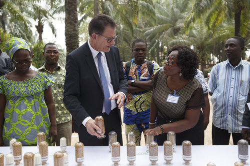 Bundesentwicklungsminister Gerd Mueller, CSU, besucht das gruene Innovationszentrum AfricaRice Center,