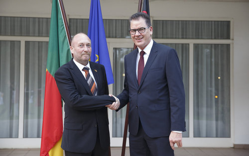 Bundesentwicklungsminister Gerd Mueller, CSU mit dem Aussenminister von Benin,