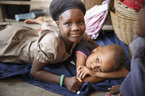 Trauriges und froehliches Kind in Benin