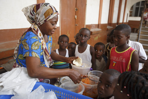Speisung von Kindern in Afrika