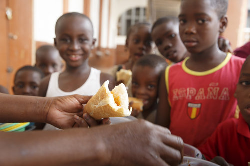 Speisung von Kindern in Afrika